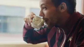 La veste à rayures Kappa de Louis Tomlinson dans le clip Back to you