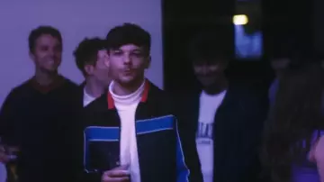 Chaqueta azul marino y cremallera roja de Louis Tomlinson en el video musical de Miss You