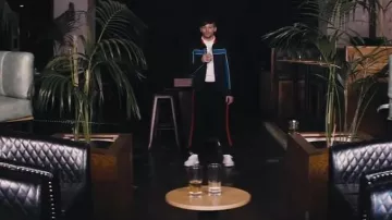 The jogging pants with red stripes of Louis Tomlinson in the video Miss you