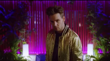 La veste bomber doré de Liam Paynes dans Le clip Strip that down