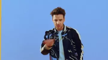Le bomber satiné imprimé panthère de Liam Payne dans le clip Strip that down