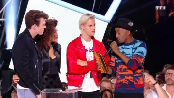 Le pull multicolore Kenzo porté par Soprano aux NRJ Music Awards 2017