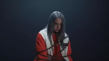 La chaqueta naranja y blanca en el clip Watch de Billie Eilish