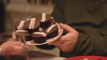 The mini cakes chocolate Cup Cakes brand Hostess in the clip Take It Back Marshmello