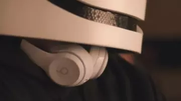 The headphones Beats Solo 3 Wireless in the clip Take it back Marshmello