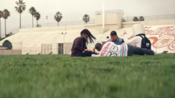 The backpack black Marshmello in her video clip " Moving on