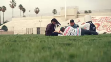 The backpack black Marshmello in her video clip " Moving on