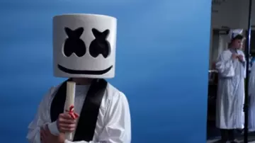The helmet Marshmello in the clip Moving on