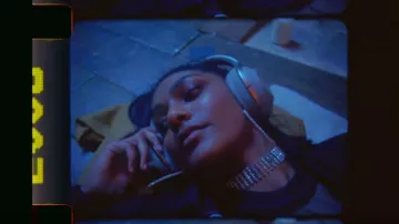 The headset audio beats gray in the clip Silence-of-Marshmello