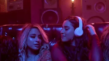 The headphones beats of Lauren Jauregui in the clip He like that of Fifth Harmony