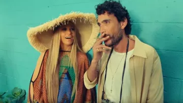 La robe caftan multicolore de Jennifer Lopez dans le clip Ni tu ni yo
