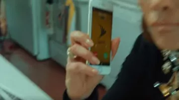 The smartphone iPhone Jennifer Lopez in the movie clip Neither you nor yo