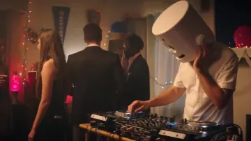 The Pioneer dj mixer DJM-900NXS in the clip Find Me Marshmello