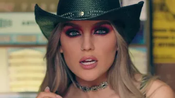 The collar flush with neck choker of Perrie Edwards in the clip No more, sad song of Little mix