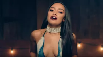 The collar choker Leigh-Anne Pinnock in the clip No more, sad song of Little Mix