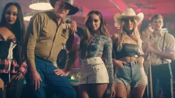 The jean shorts of Perrie Edwards in No more sad songs of Little mix