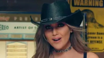 The cowboy hat of Perrie Edwards in the clip No more sad songs of Little mix