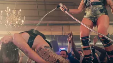 The platform sandals of Jesy Nelson in the clip No more sad songs of Little mix