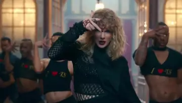 The jewel in hand green leather of Taylor Swift in the clip Look what you made me do