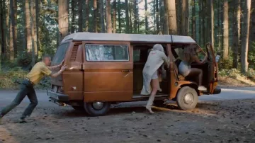 The Volkswagen Westfalia Camper of the years 80 in the clip Good Old Days of Macklemore feat Kesha