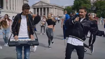 Les chaussures Converse noires dans le clip Get Low de Zedd et Liam Payne