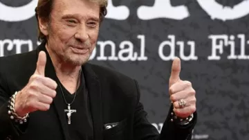 La bague argent avec croix de Johnny Hallyday lors de la promo de Salaud, on t'aime