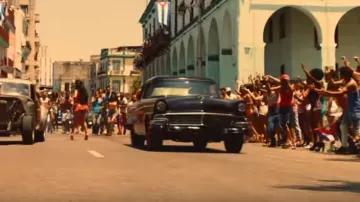 La Ford 1956 dans le clip Good life de G-Eazy et Kehlani