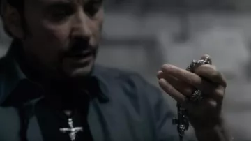 La chaîne avec croix à tête de mort de Johnny Hallyday dans son clip Que restera-t-il ?