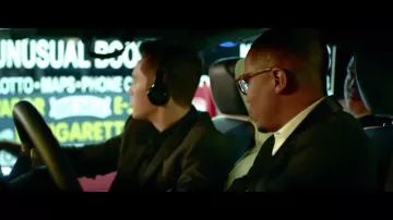 The headphones Beats of Austin Mahone in the clip Lady