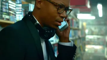 The smartphone iphone in the clip Lady of Austin Mahone