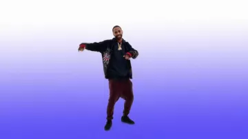 Le pantalon en velours dans le clip Moves de Big Sean