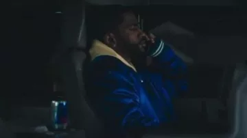 La lata de Red Bull Energy Drink en el clip Jump out the window de Big Sean