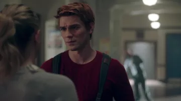 Suéter Ralph Lauren de Archie Andrews (KJ Apa) en Riverdale S02E09
