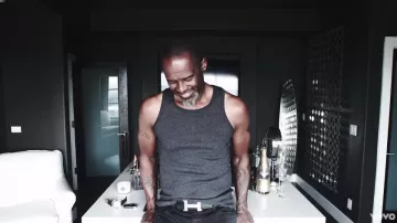 El cinturón de Hermes en el video musical Forever de Brian McKnight