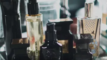 Eau de parfum Tom Ford suede Blanc en el video musical Forever de Brian McKnight