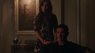 La robe fleurie Alice + Olivia d'Hermione Lodge (Marisol Nichols) dans Riverdale S02E09