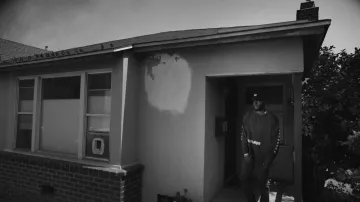 La camiseta de manga larga en el video musical de Bryson Tiller Self-made