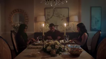 La robe de Hermione Lodge (Marisol Nichols) dans Riverdale S02E09