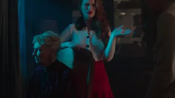 La jupe rouge plissée de Cheryl Blossom (Madeleine Petsch) dans Riverdale S02E09