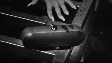 The portable speaker Beats in the clip Self-made Bryson Tiller