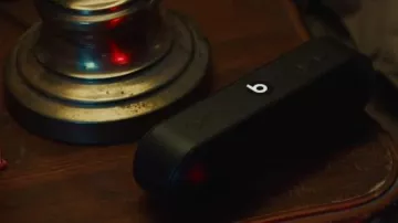 The portable speaker beats in the clip Run me dry of Bryson Tiller