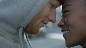 The hoody gray Addiction by HOAX in the clip Shape of You Ed Sheeran