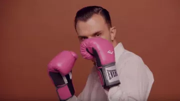 The pink boxing gloves Everlast in the clip Boys, Charli XCX