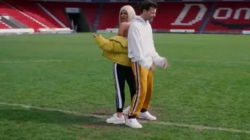 Los ilustradores de Bebe Rexha trotando en terciopelo en el video musical Back To You de Louis Tomlinson