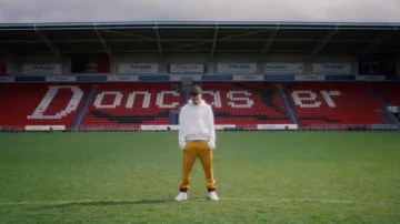 Le jogging orange Gucci de Louis Tomlinson dans son clip Back To You