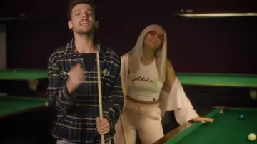 Le haut Illustrated People de Bebe Rexha dans le clip Back To You de Louis Tomlinson