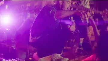 Les sneakers converse dans le clip Kissing strangers de DNCE