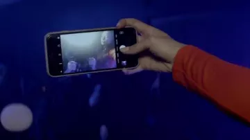 The smartphone Apple iPhone 6s black in the clip Cold of Maroon 5 feat. Future