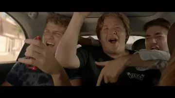 The t-shirt Vans black in the clip Get Into My Because of Echosmith