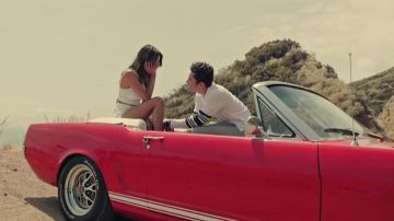 La Ford Mustang 1965 rouge dans le clip Better With You de Austin Mahone